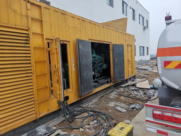 临邑如何在发电机出租合同中约定设备的维修和保养责任？